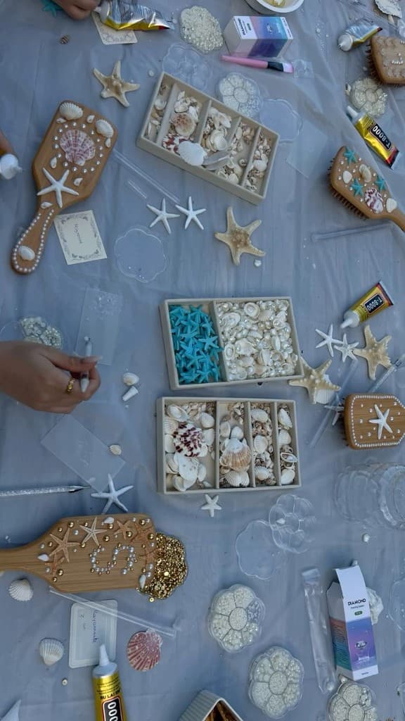 Tengerparti hangulatú DIY asztal kagylókkal és díszekkel